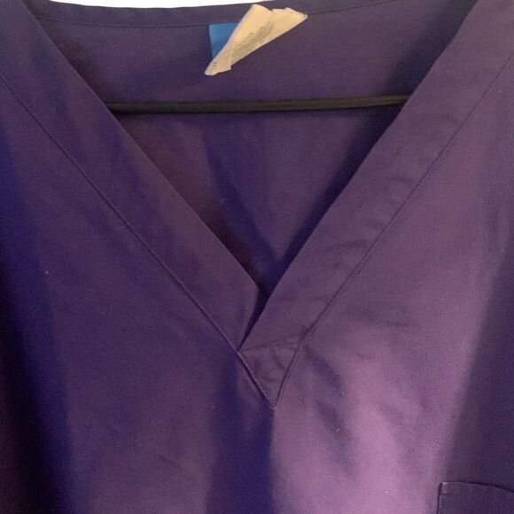 Pre Owned Women's Crest Purple Scrub Scrubs Top in Size XXXXL Upgrade Your Style - Picture 7 of 8